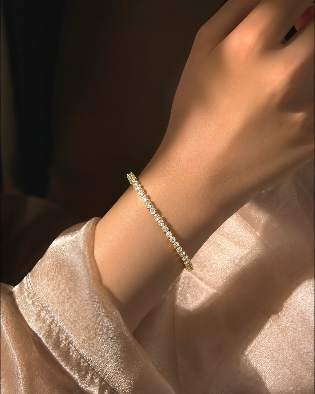 Elegant diamond tennis bracelet golden